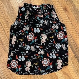 Violet & Claire Black Floral Sleeveless Blouse Size: Medium